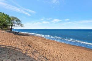 Lovely Home with Pool, Wifi & Short Walk to Beach