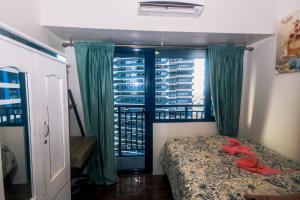 Cozy Crash Pad A Laughter Friendly Makati 2270 Gym swim park 300 mbps