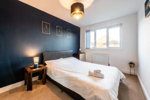 4 bedroom town house- free parking, perfect for families and contractors