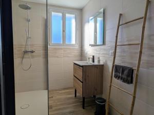 Maisons de vacances Gite spacieux pour 10 pers. avec grand jardin a Tence - FR-1-582-528 : photos des chambres