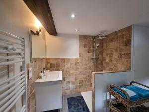 Maisons de vacances Deux Gites Accueillants avec Wifi et Animaux Admis - FR-1-496-344 : photos des chambres