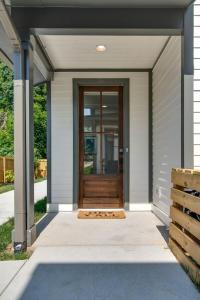 Modern East Nashville Retreat, Walk to Local Faves, Cozy Living Space, Smart TVs & Fast WiFi, Full Kitchen, Garage & Workspace, Steps to Mas Tacos & Rosepepper, 10 Min to Broadway & Nissan Stadium, 24 Hr Hospitality