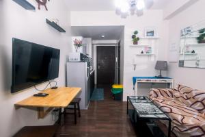 Cozy Crash Pad B Laughter friendly Makati 2271 Gym Swim Park 300