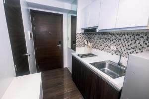 Cozy Crash Pad C Laughter Makati 2272 Swim Gym Park Internet 300