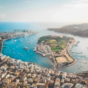 Gzira Prime Spot, Stylish Industrial Apt, Sleeps 11