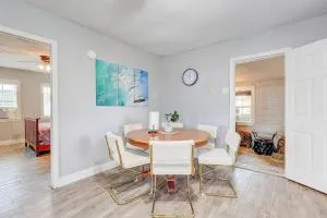 Serene Oasis Steps from the Bay - 凯马