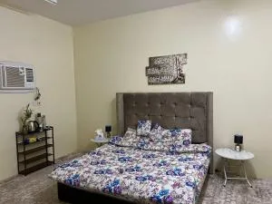 غرفة هادئة ومريحة ودورة مياة - عرعر