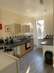 Beach & City Access - 2 Floors, Full Kitchen, Free Parking
