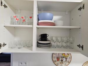 LIVE-INN COMFORT 2BR APARTMENTS, Ideal for Business Trips & Leisure with Free Parking, Near Aqua park, Lifts, Gym, Rooftop views