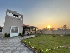 The Bourbon Estate - Mahirāvani