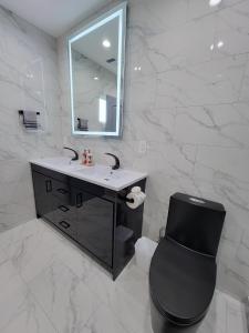 Modern luxury 3 bedroom home next to La Cienega Plaza with parking, WiFi, TV, BBQ 10 minutes to Rodeo Drive