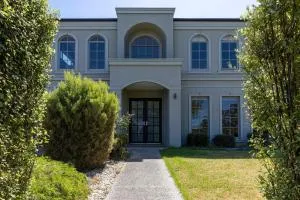 Spacious Home with Ensuites - 维勒希尔