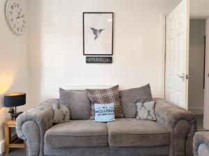 Spacious 5 Bedroom Gem Near Town Center, WiFi, Smart TVs, 2 Shower Rooms