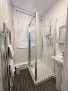 Spacious 5 Bedroom Gem Near Town Center, WiFi, Smart TVs, 2 Shower Rooms