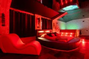 Love Room TENTATION, Jacuzzi XXL, Sauna, Fauteuil Tantra, Croix de saint André dans une ambiance de tentation, sensualité et plaisir - 奥尔南