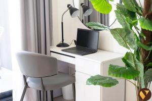 Vogue Vacation Homes, JVC Binghatti Galaxy near Circle Mall, Studio Apartment with Balcony and City View, Access toAmenities