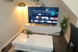 Cozy 3 Bedroom Home with Garden & Free Parking - Milton Keynes