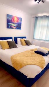 Cosy and spacious Home -Free parking, Free WiFi- sleeps 5 by FINNA Properties Ltd