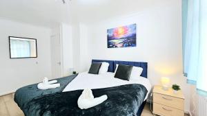 3 BEDROOM, FREE PARKING, WiFi, COSY, 5-BED HOUSE WITH GARDEN