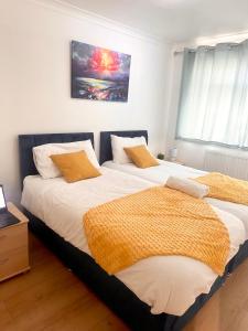 3 BEDROOM, FREE PARKING, WiFi, COSY, 5-BED HOUSE WITH GARDEN