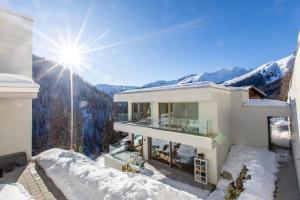 NEW Modern 4BR Villa with Mountain Views in Davos