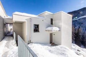NEW Modern 4BR Villa with Mountain Views in Davos