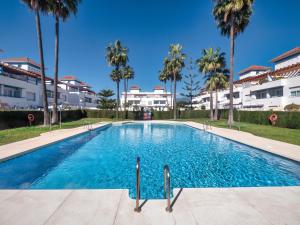 Family Fairways I Spacious 4-Bedroom Townhouse Near Beach & Golf, Estepona