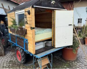Kuschliger Schäferwagen auf Wiese autark