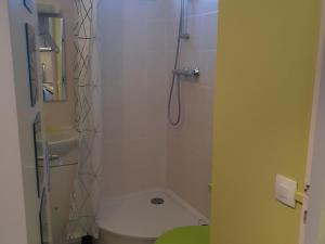 Studette aux Deux Alpes, pied des pistes - FR-1-516-69