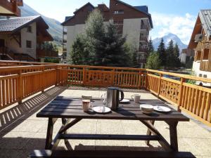 À deux pas des pistes et de la crèche, appartement cosy avec terrasse, parking et casier à ski. - FR-1-516-66