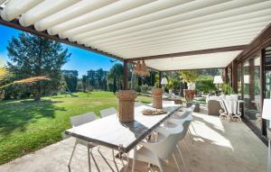 Maisons de vacances Cozy Home In Graveson With Wifi : photos des chambres