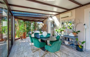 Maisons de vacances Cozy Home In Graveson With Wifi : photos des chambres