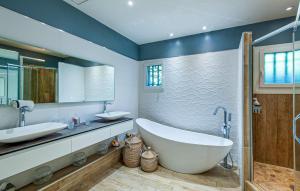 Maisons de vacances Cozy Home In Graveson With Wifi : photos des chambres