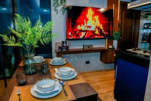 Azure Urban Resort Staycation by Solace Peak 2 bedrooms