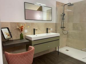 B&B / Chambres d'hotes Suite intimiste avec Spa privatif et vue Pyrenees : photos des chambres