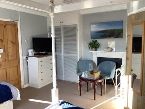 Haelarcher Farmhouse and Helicopter B&B