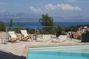 Unique 4-Bedroom Villa SemperVivum with pool in Sutivan