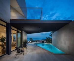 Unique 4-Bedroom Villa SemperVivum with pool in Sutivan