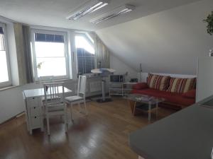Gäste-und Ferienwohnung Magdeburg Alt-Olvenstedt, zwei Schlafzimmer, Treppenlift, ruhige Lage, Nähe Klinikum und Abfahrten A 2 und A 14