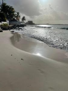 Seashades 2BR 1 full and 1 half bathrooms Condo with pool Close to beach Sleeps 4