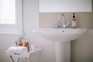 Stylish, Spacious, Oxford Townhouse, Driveway parking