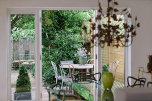 Stylish, Spacious, Oxford Townhouse, Driveway parking