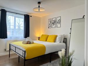 2BR 2BA Flat - King Beds - Free Parking - Near LGW Airport