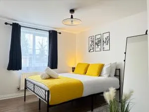 2BR 2BA Flat - King Beds - Free Parking - Near LGW Airport - Copthorne