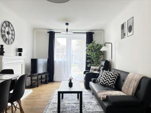 2BR 2BA Flat - King Beds - Free Parking - Near LGW Airport