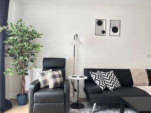 2BR 2BA Flat - King Beds - Free Parking - Near LGW Airport