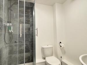 2BR 2BA Flat - King Beds - Free Parking - Near LGW Airport