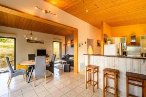Maisons de vacances Lodge milieu - Piscine privee Terrasse - : photos des chambres