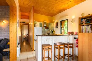 Maisons de vacances Lodge milieu - Piscine privee Terrasse - : photos des chambres