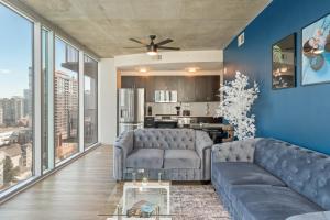 NEW 2BR High Floor Condo King Bed Free Parking Beautiful Views Rooftop Pool!